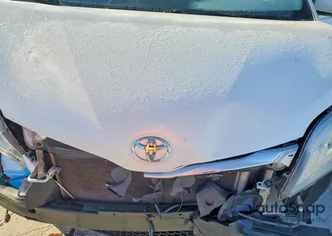 2014 Toyota Sienna Xle z USA, uszkodzony, nr VIN 5TDYK3DC9ES422677